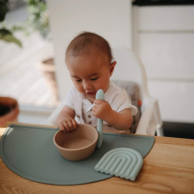 Mushie® Silikonska skledica z vakuumskim dnom Powder Blue Mushie