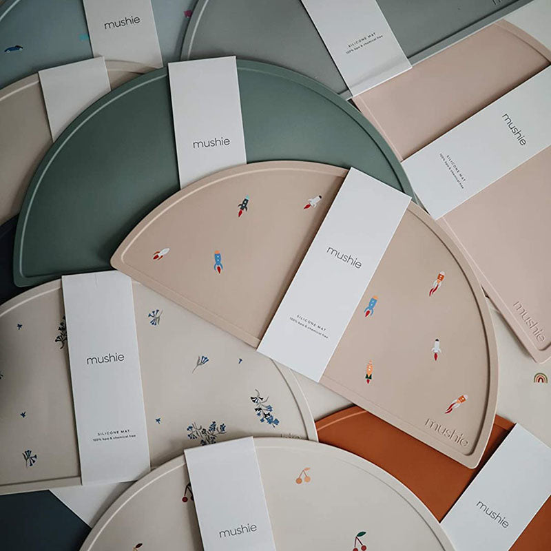 Mushie® Silikonska podloga za hranjenje Cambridge Blue Confetti Mushie