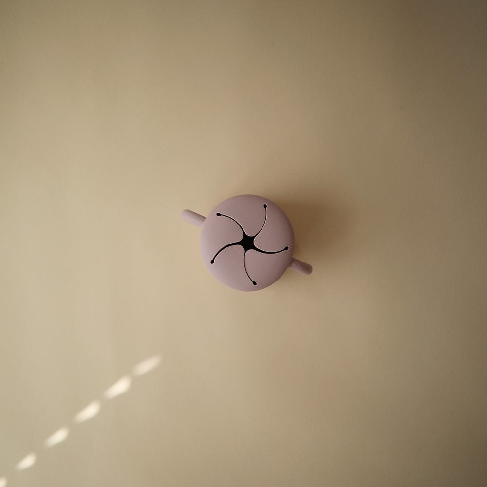 Mushie® Silikonska posodica za prigrizke Soft Lilac Mushie