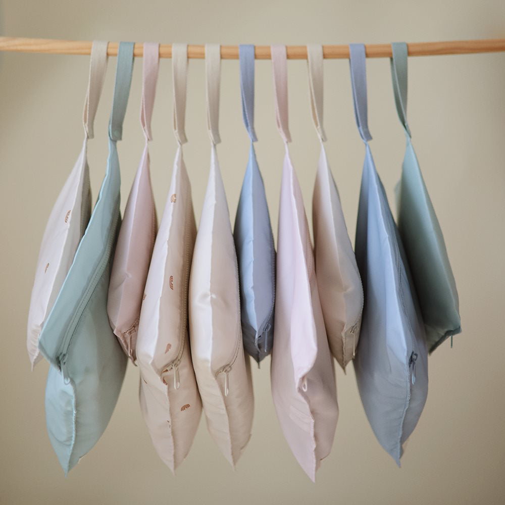 Mushie® Vodoodporna torbica za shranjevanje 2 kosa Rainbow Mushie