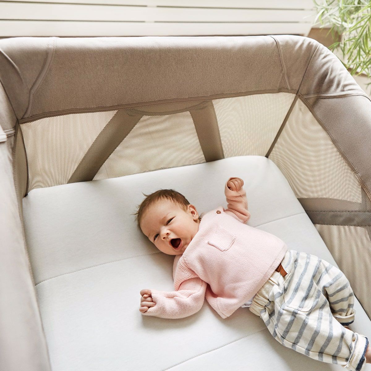 Nuna® Prenosna posteljica Sena™ Aire + rjuha Charcoal Nuna