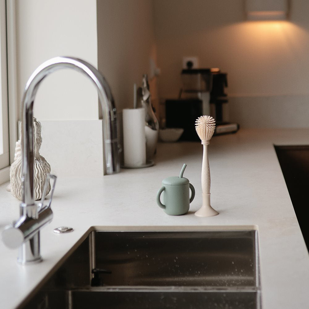 Mushie® Silikonska krtačka za čiščenje Cambridge Blue Mushie