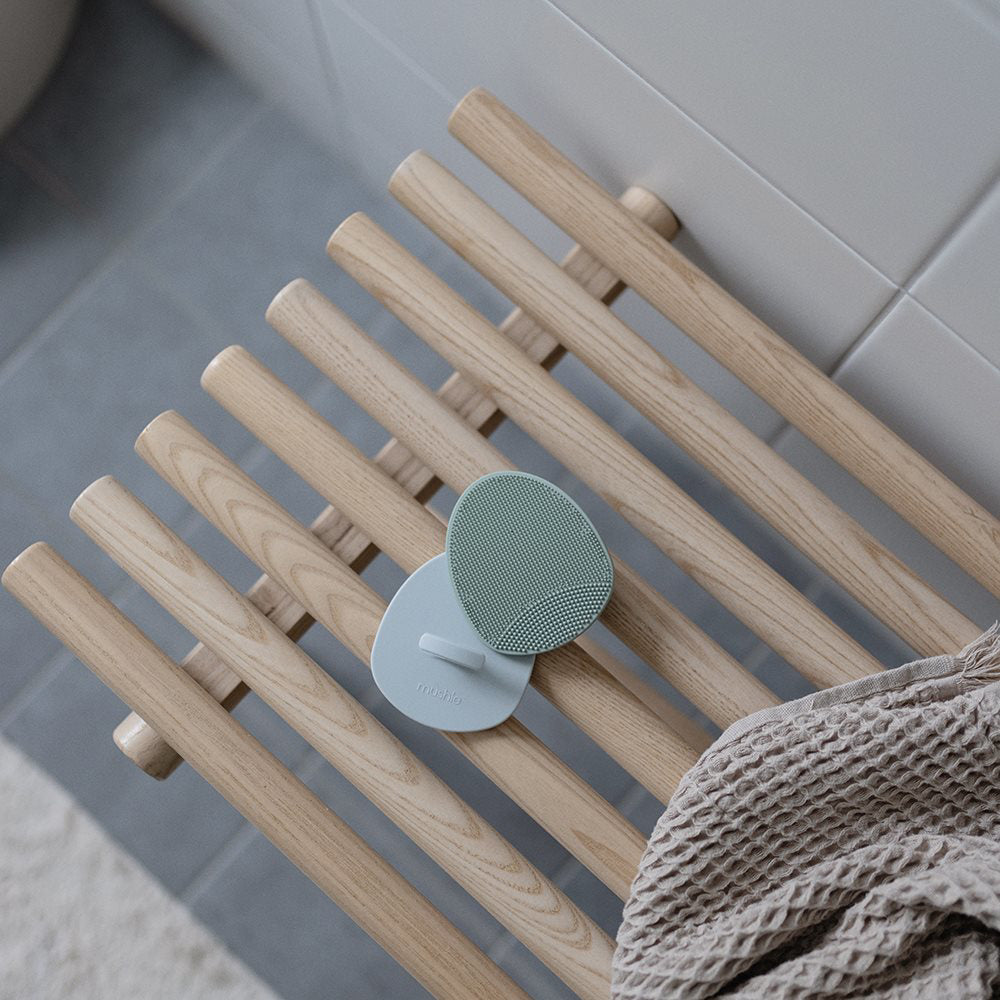 Mushie® Silikonska krtača za odstranjevanje lusk 2 kosa Natural/Cambridge Blue Mushie