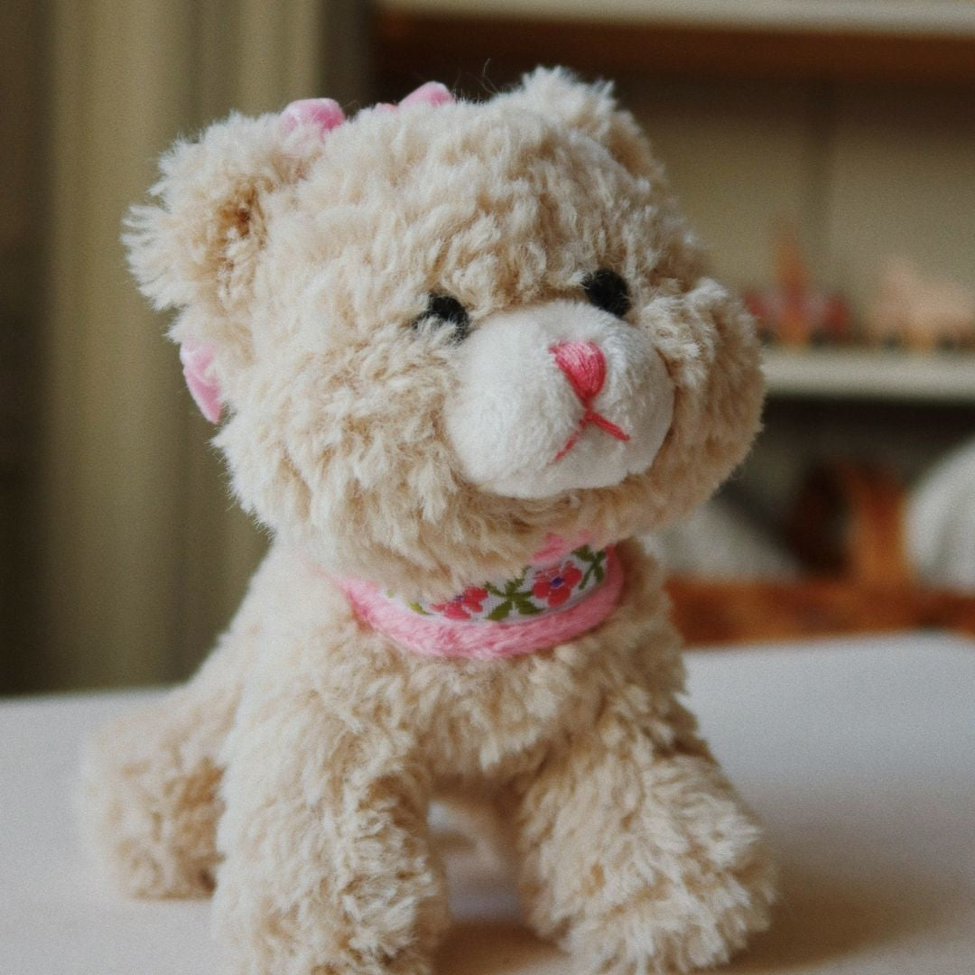 Konges Sløjd® Aktivnostna plišasta igrača Kitty Konges Sløjd