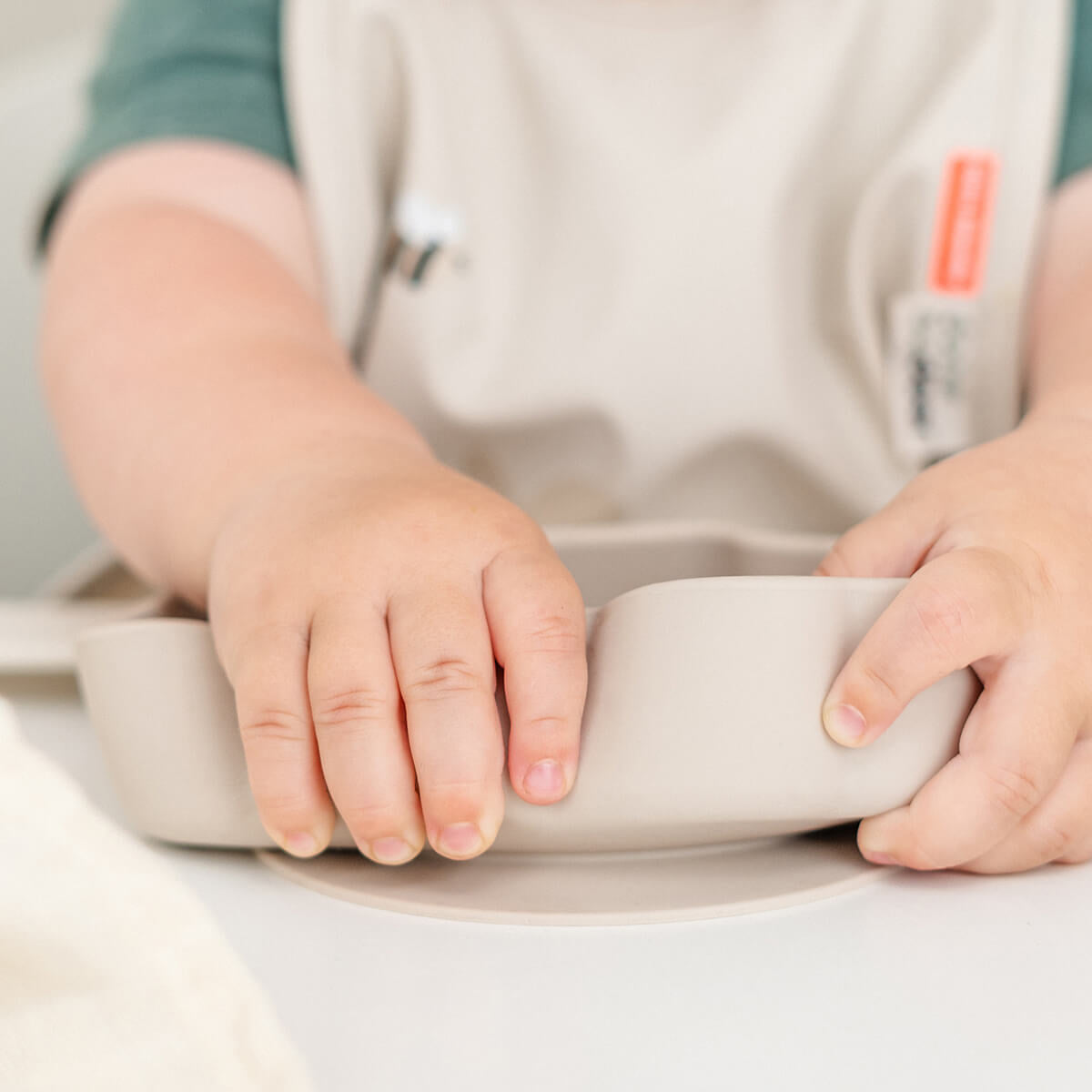 Done by Deer® Silikonska skledica Stick&Stay Sheepy Sand Done by Deer