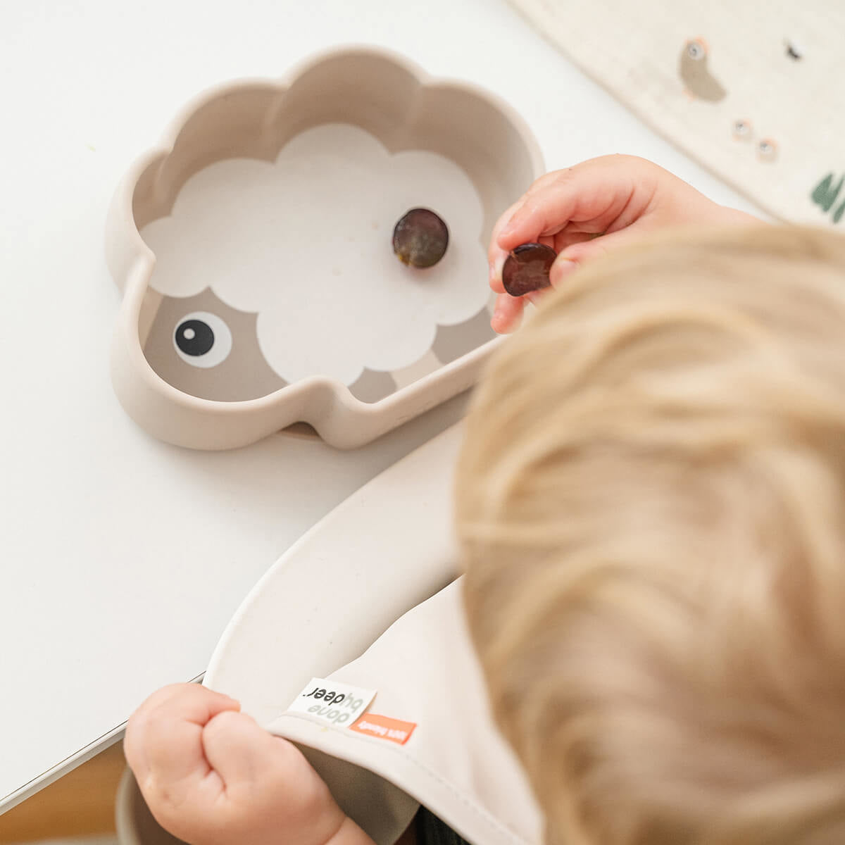 Done by Deer® Silikonska skledica Stick&Stay Sheepy Sand Done by Deer