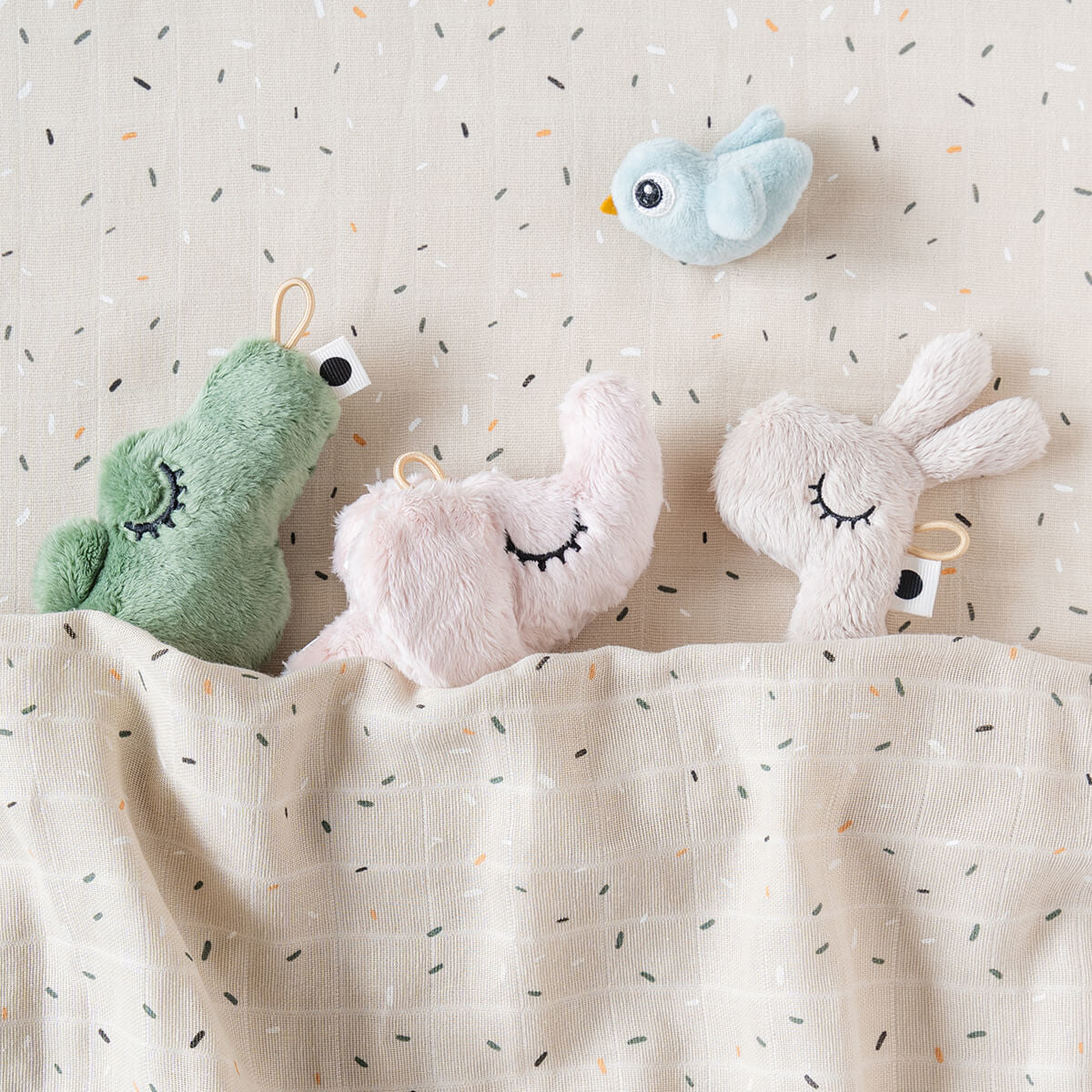 Done by Deer® Mehka senzorična ropotuljica Elphee Powder Done by Deer