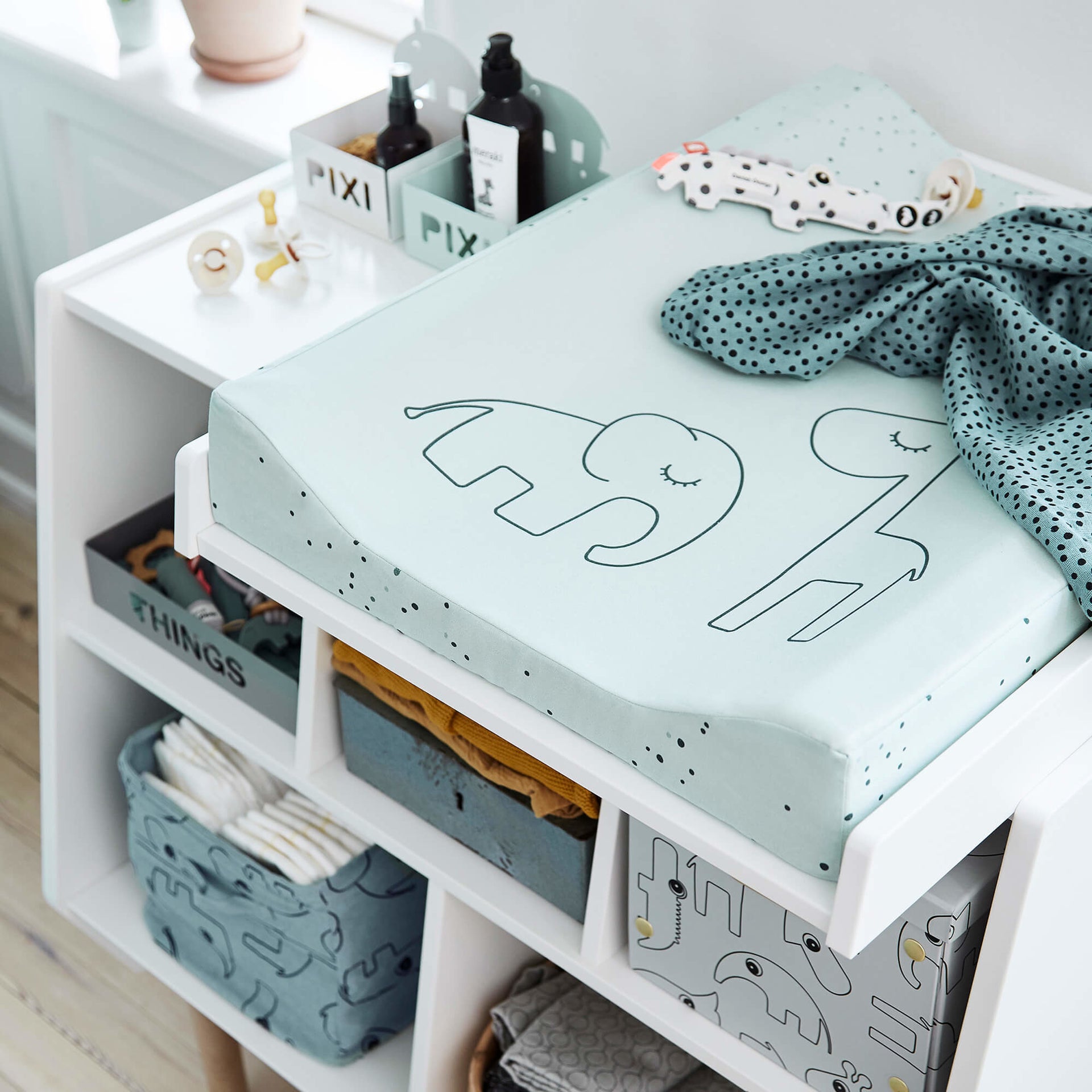 Done by Deer® Držalo za dudo Croco Blue Done by Deer