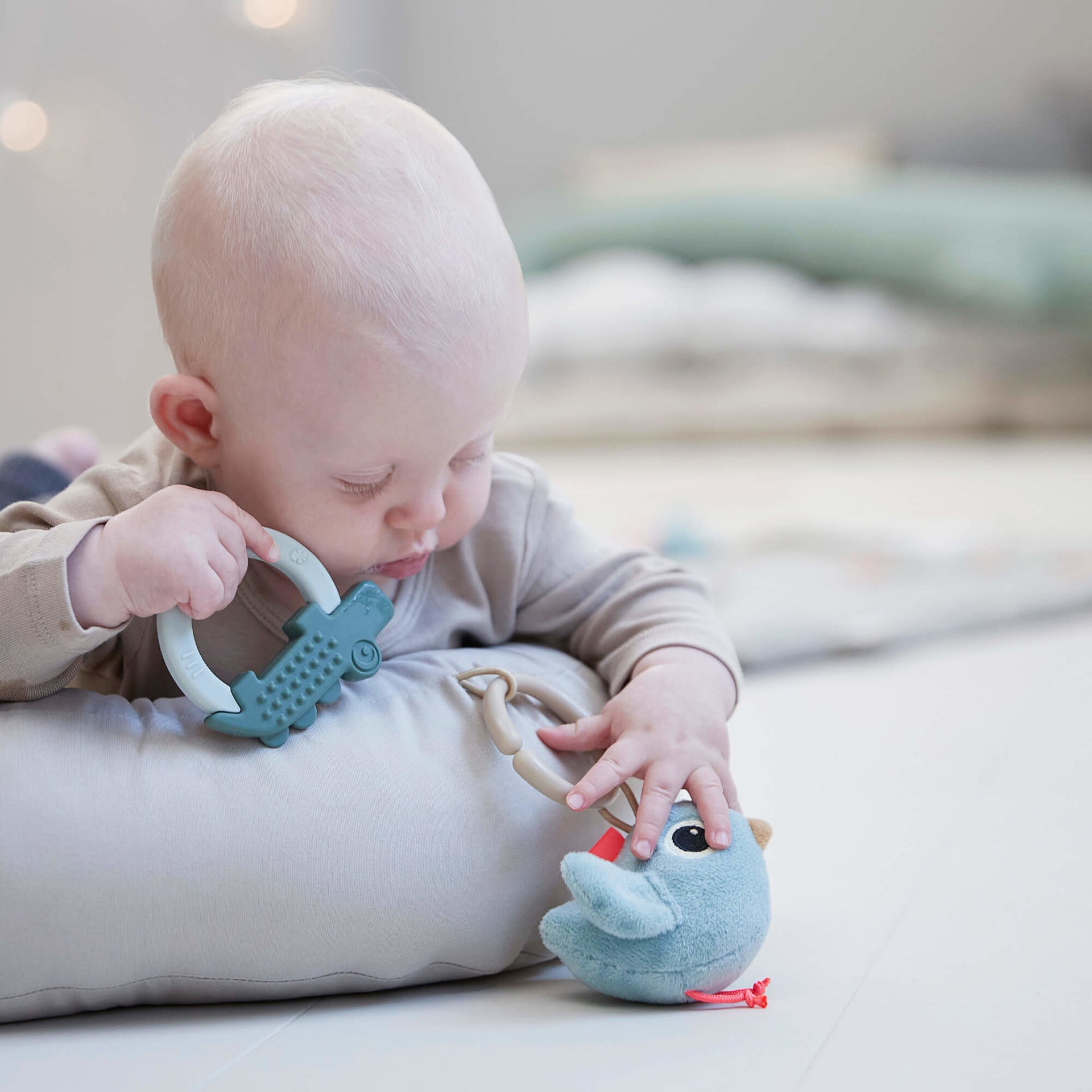 Done by Deer® Gnezdece z aktivnostnim lokom Raffi Sand Done by Deer