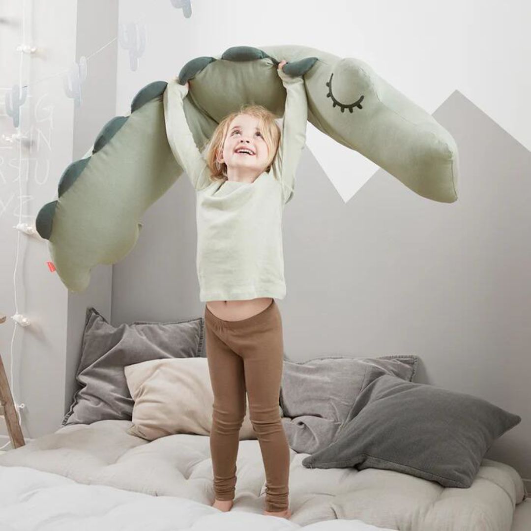 Done by Deer® Comfy mehka blazina za spanje Croco Sand Done by Deer