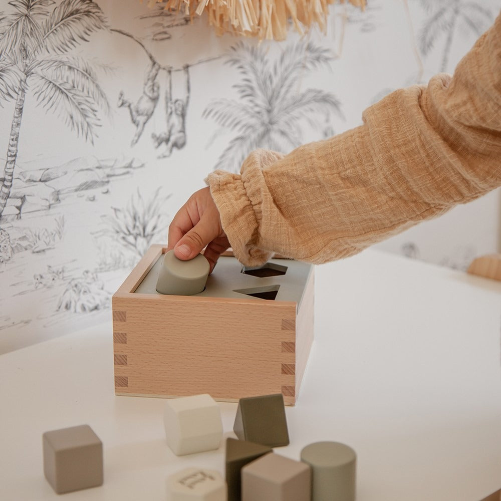 Label Label® Lesena aktivnostna škatla z liki Olive Green