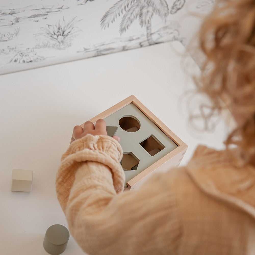 Label Label® Lesena aktivnostna škatla z liki Olive Green