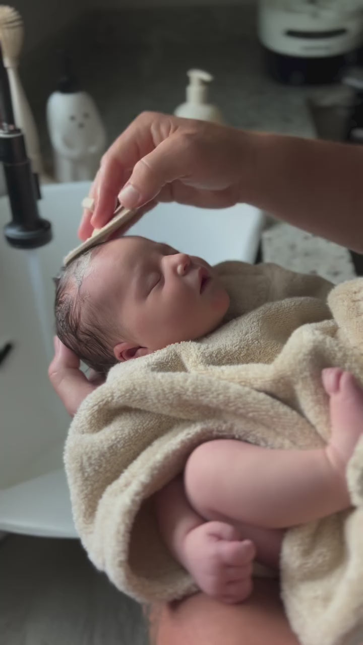 Učitaj video: Mushie® Silikonska četka za  za uklanjanje tjemenica Rose/Soft Lilac