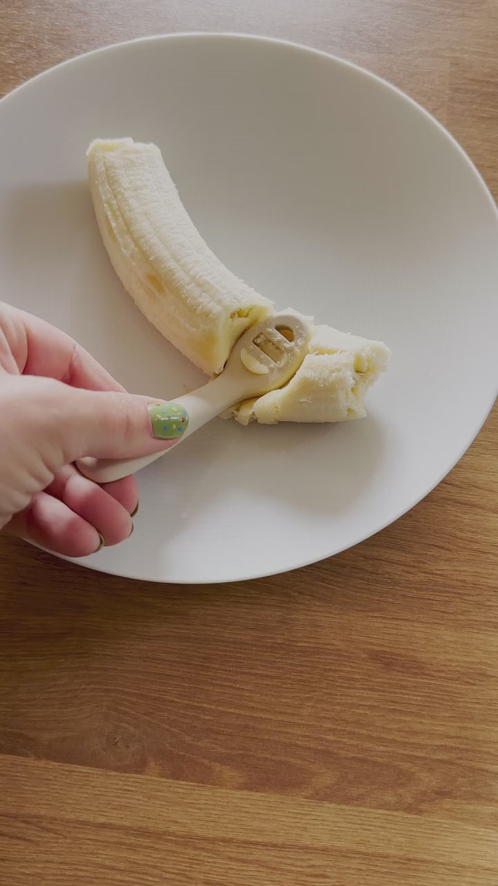 Carica video: Mushie® Set di due cucchiai in silicone Cambridge Blue/Shifting Sand