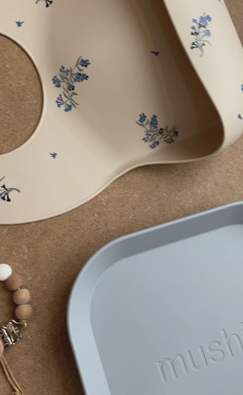 Naloži video: Mushie® Otroški pribor 3-delni Powder Blue