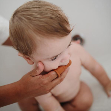 Mushie® Zobna ščetka za na prst Clay/Shifting Sand
