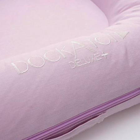 DockAtot® Večnamensko gnezdece Deluxe+ Lovely Lilac Chambray (0-8m)