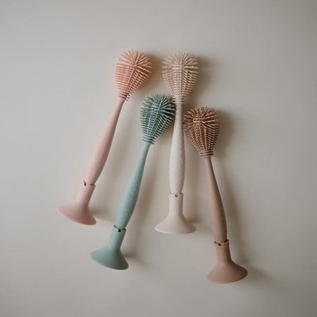 Mushie® Silikonska krtačka za čiščenje Blush