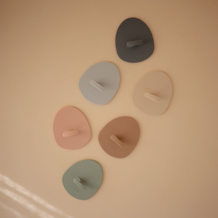 Mushie® Silikonska krtača za odstranjevanje lusk 2 kosa Natural/Cambridge Blue