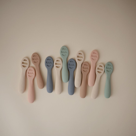 Immagine di Mushie® Set di due cucchiai in silicone Natural/Shifting Sand