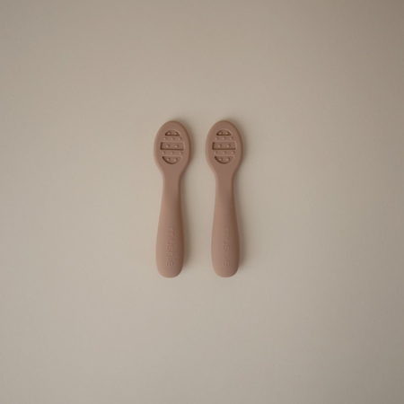 Immagine di Mushie® Set di due cucchiai in silicone Natural/Shifting Sand