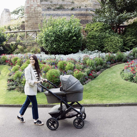 Immagine di Joie® Passeggino Vinca™ Signature + navicella Ramble™ XL Ebony